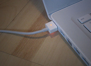 Apple MagSafe plugged in a 13,3" MacBook,...